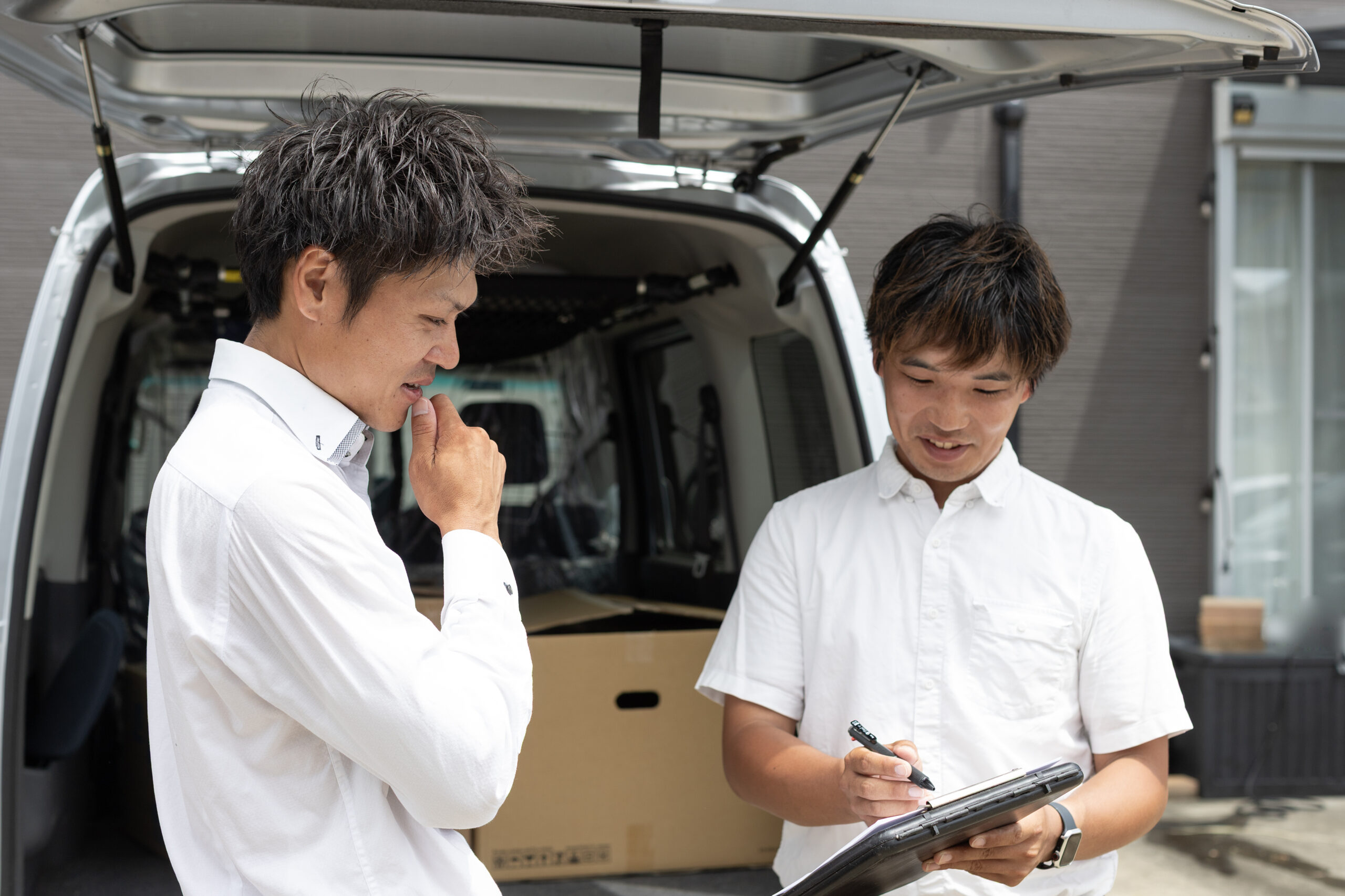 資料を確認する男性等