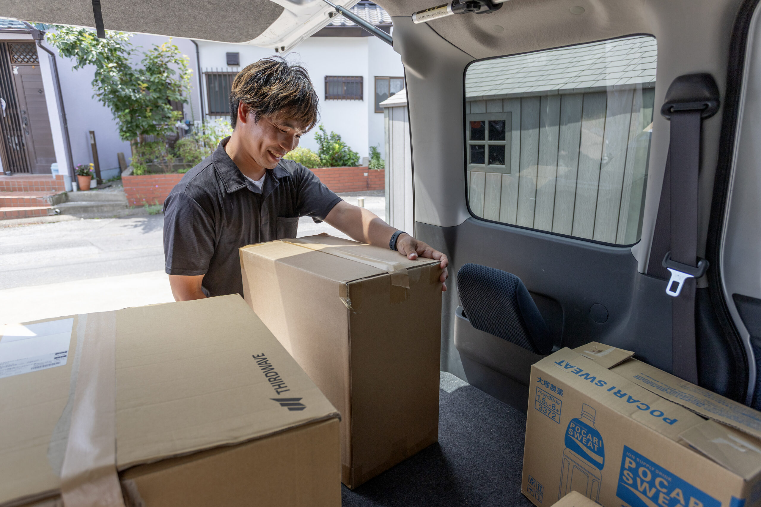 配達する荷物を確認する男性
