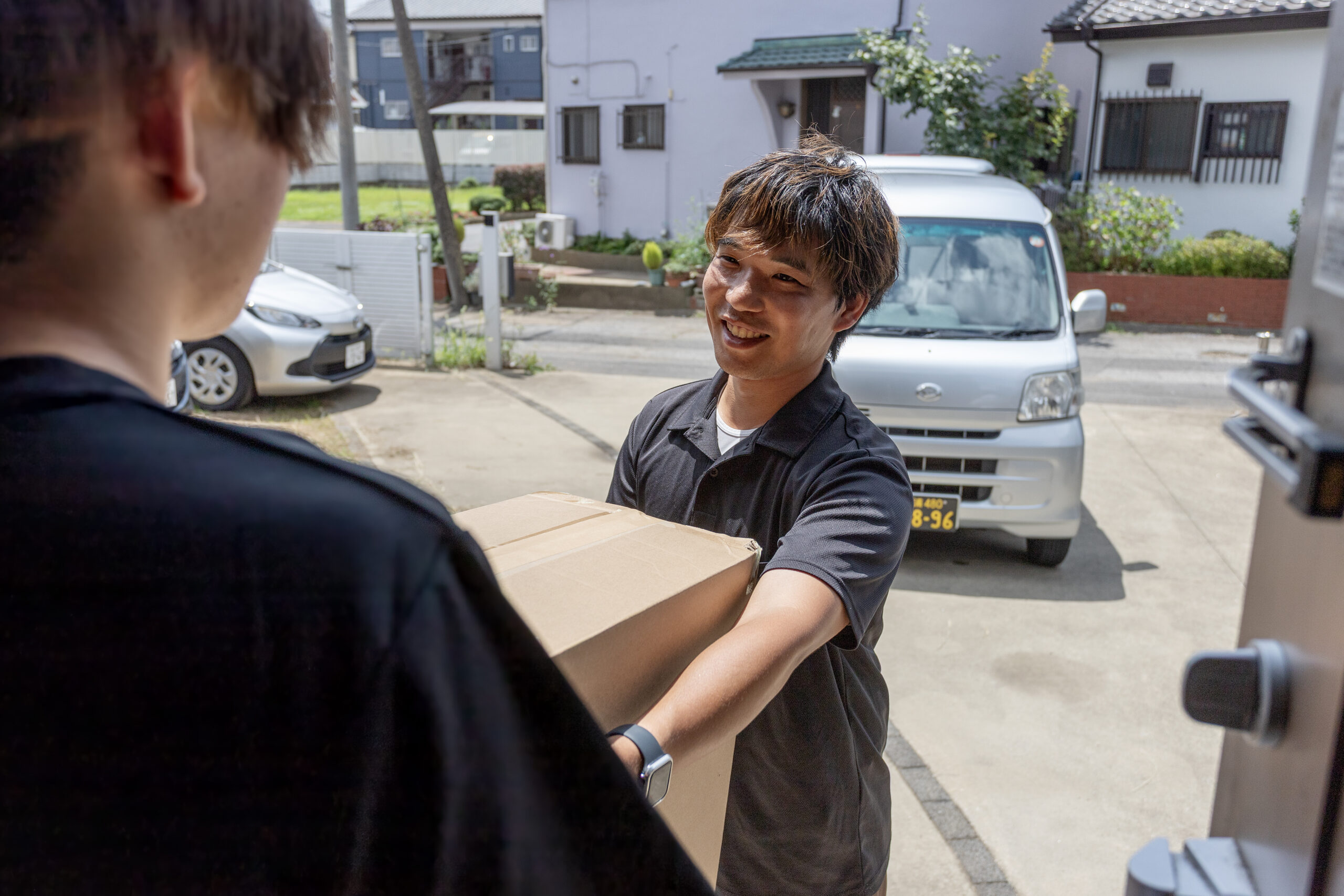 荷物を手渡す男性