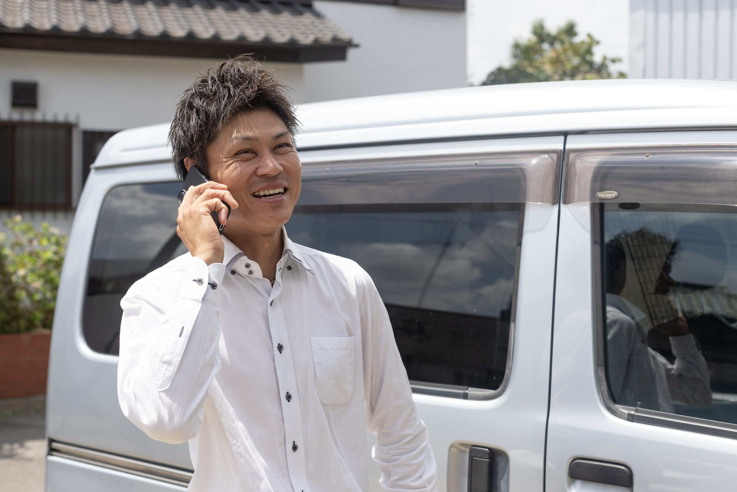 電話をする男性