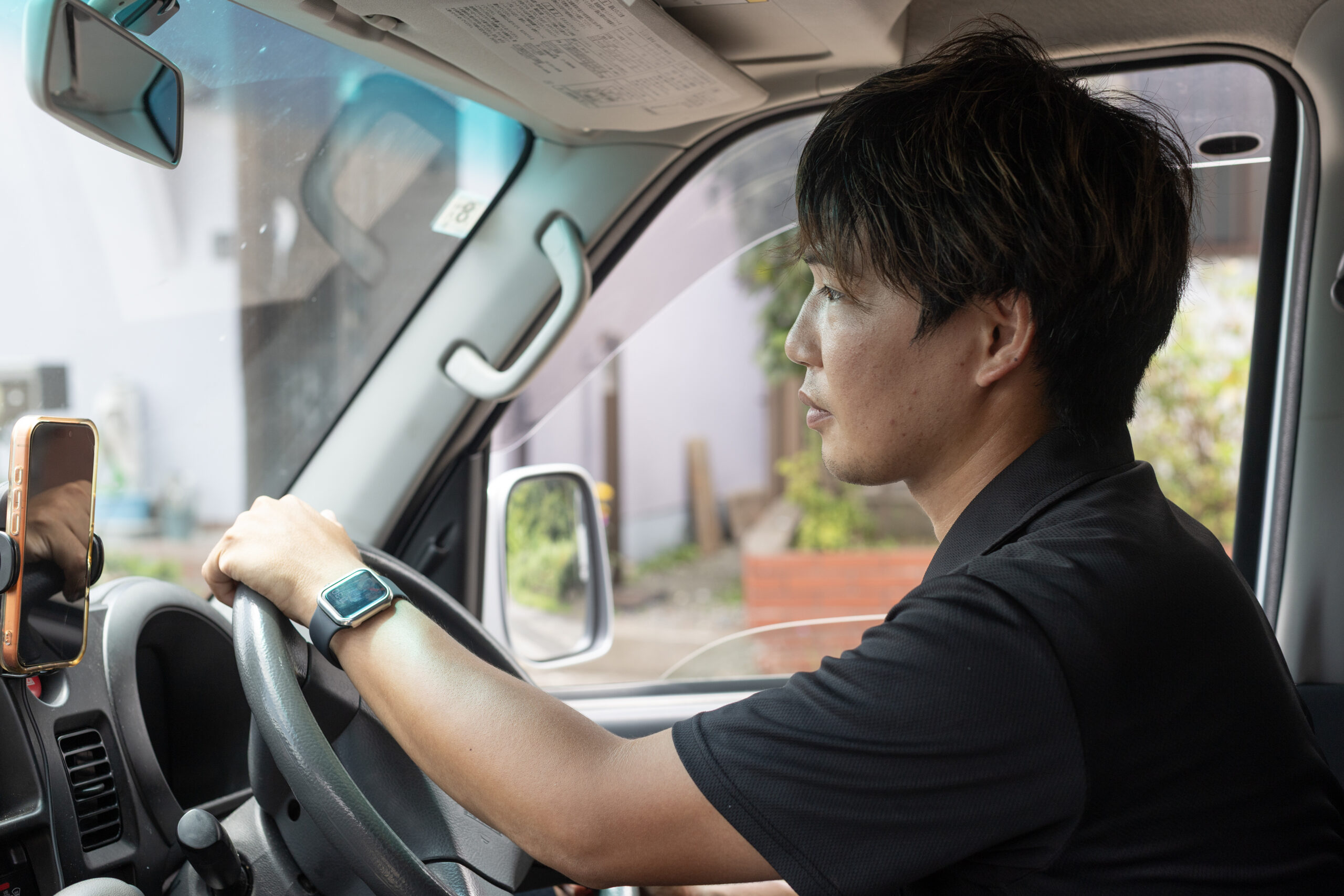 運転する男性