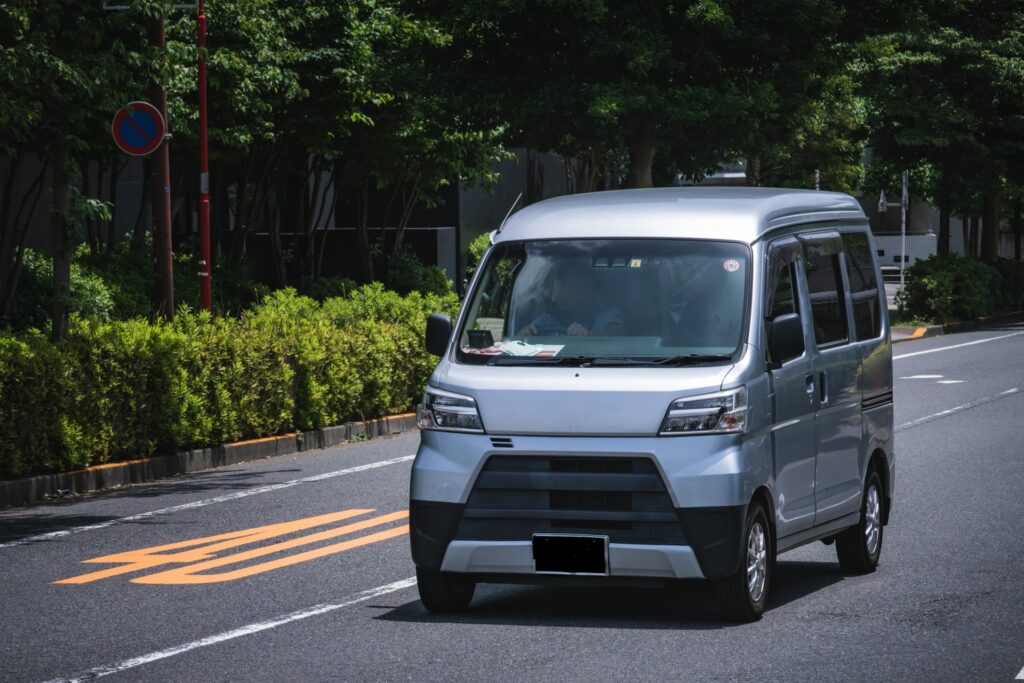配達中の車