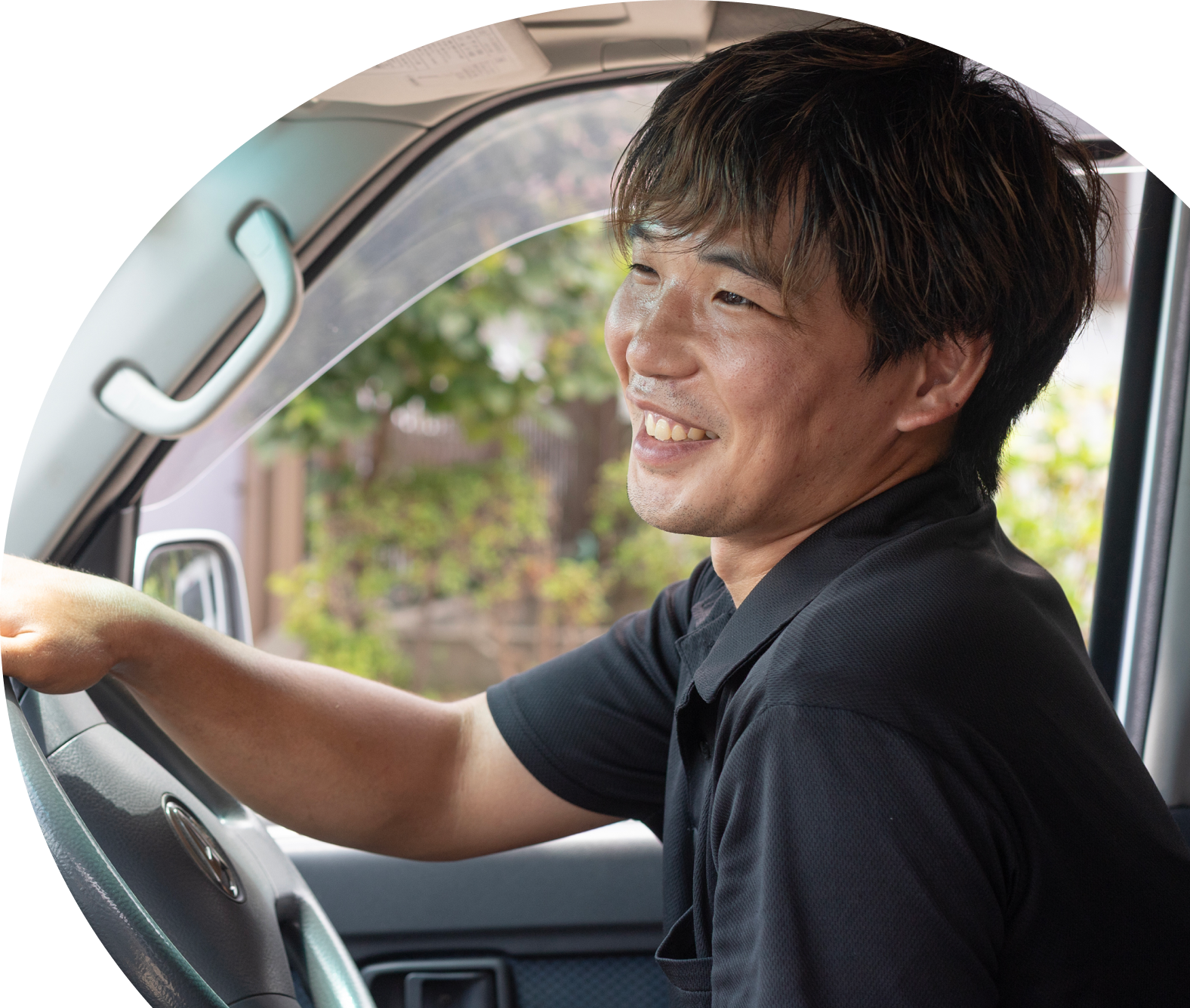トラックを運転する笑顔の男性