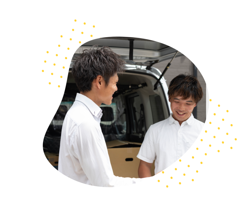 連携をとる男性2人